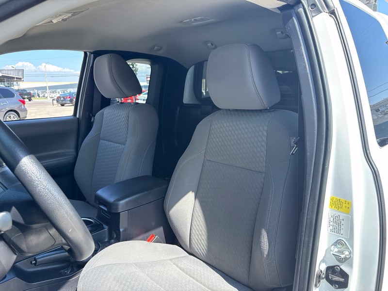 Toyota Tacoma Vehicle Full-screen Gallery Image 19