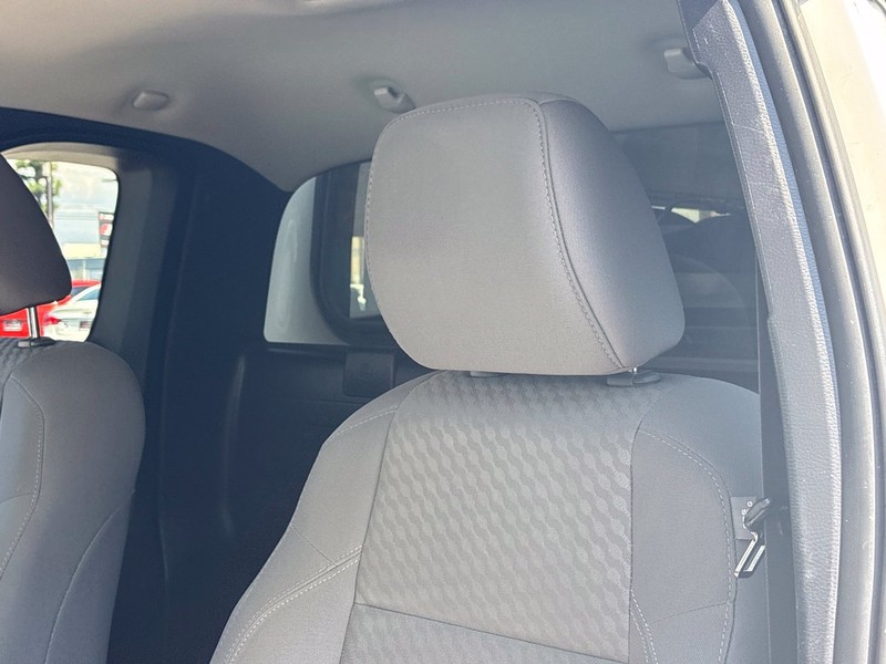 Toyota Tacoma Vehicle Full-screen Gallery Image 20