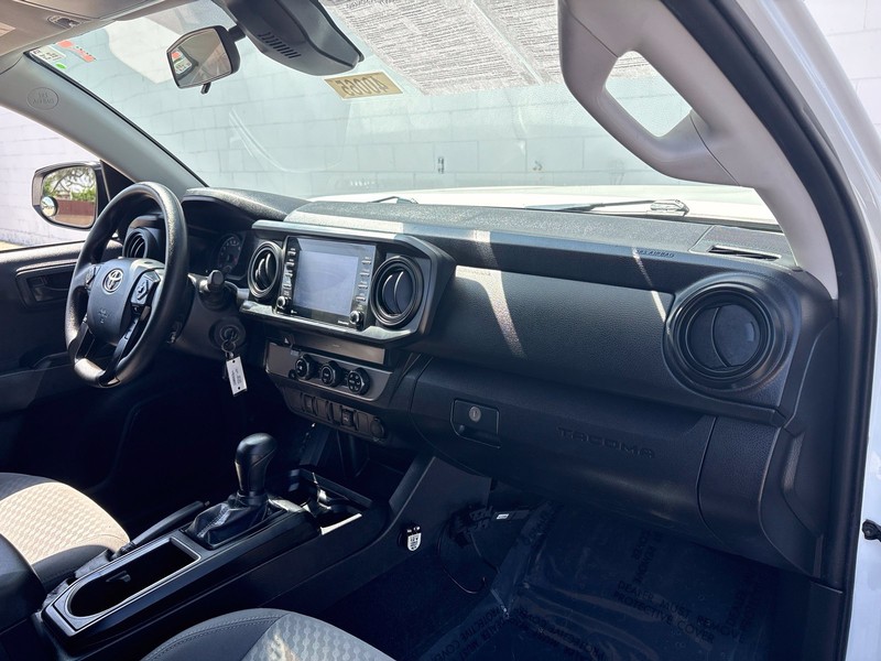 Toyota Tacoma Vehicle Full-screen Gallery Image 21