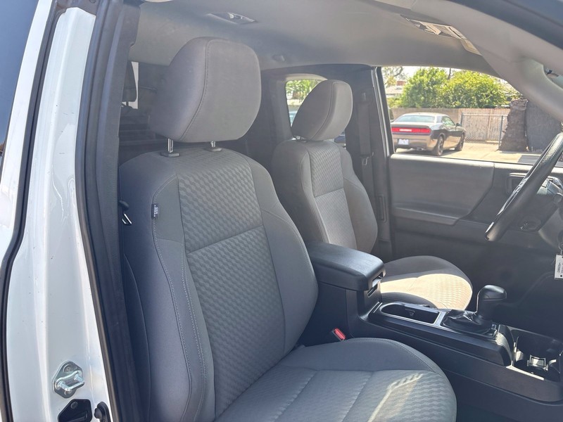 Toyota Tacoma Vehicle Full-screen Gallery Image 22