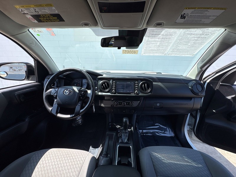 Toyota Tacoma Vehicle Full-screen Gallery Image 23