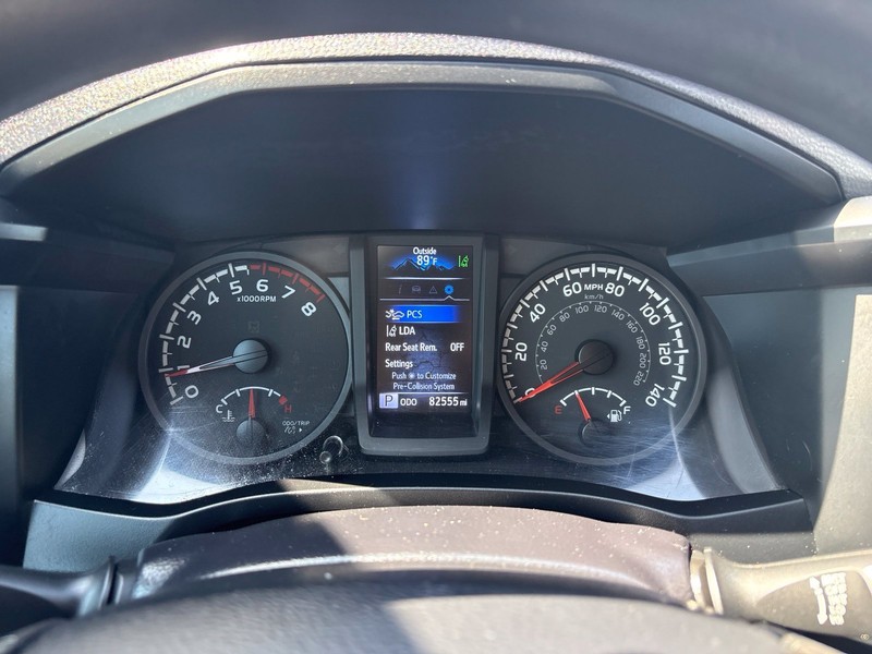 Toyota Tacoma Vehicle Full-screen Gallery Image 24