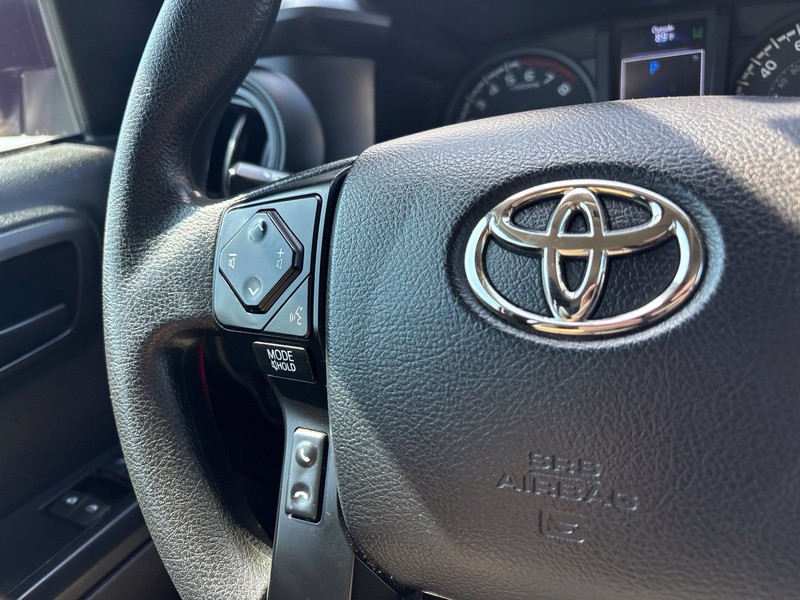 Toyota Tacoma Vehicle Full-screen Gallery Image 26