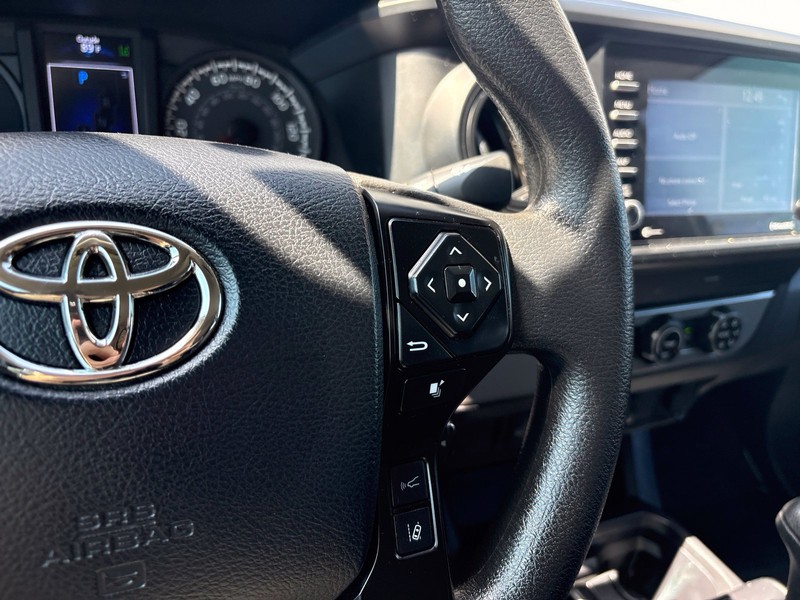 Toyota Tacoma Vehicle Full-screen Gallery Image 27