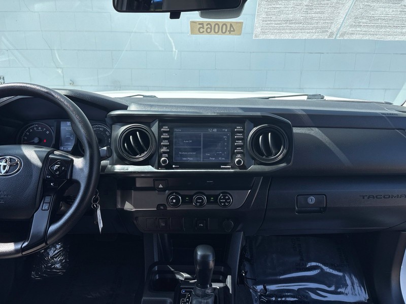 Toyota Tacoma Vehicle Full-screen Gallery Image 28