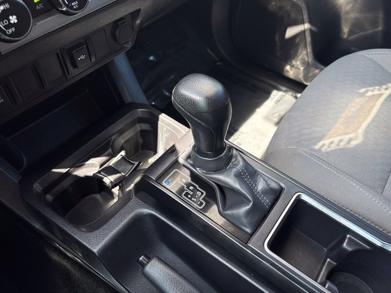 Toyota Tacoma Vehicle Full-screen Gallery Image 31
