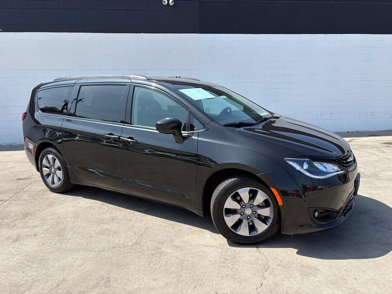 Chrysler Pacifica Vehicle Full-screen Gallery Image 01