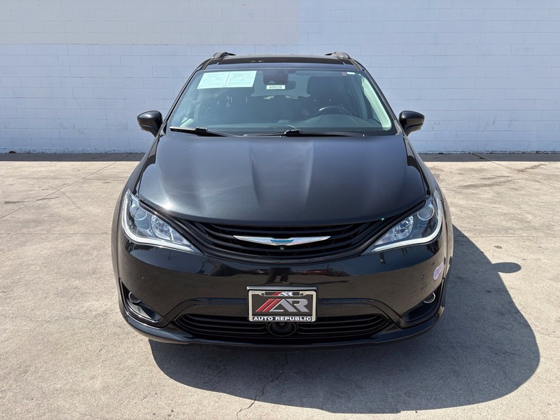 Chrysler Pacifica Vehicle Full-screen Gallery Image 02