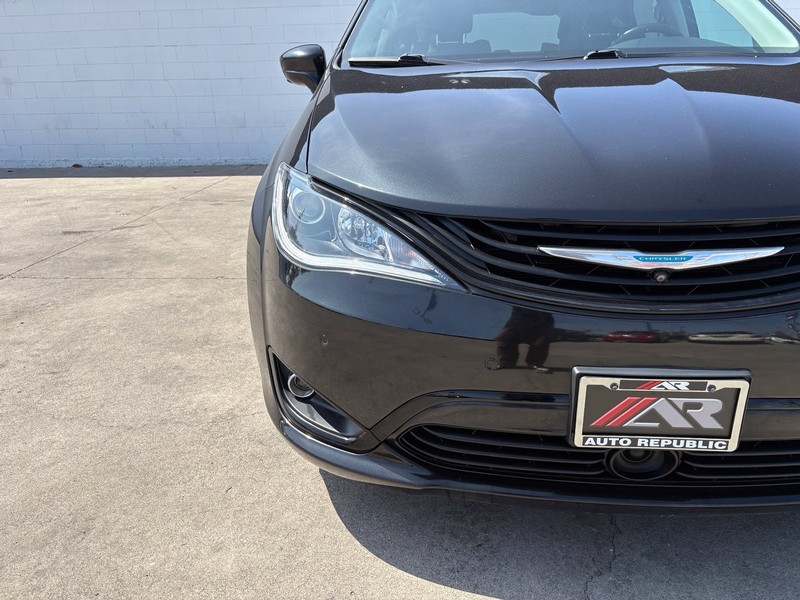 Chrysler Pacifica Vehicle Full-screen Gallery Image 03