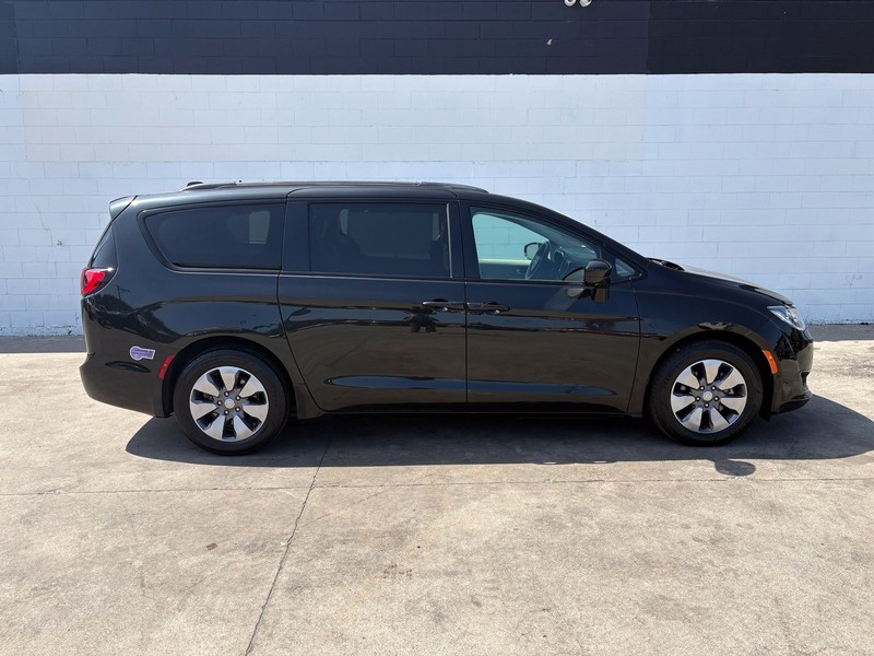 Chrysler Pacifica Vehicle Full-screen Gallery Image 04