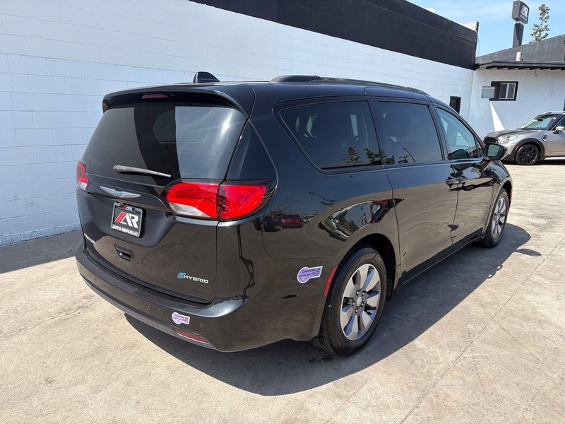Chrysler Pacifica Vehicle Full-screen Gallery Image 05