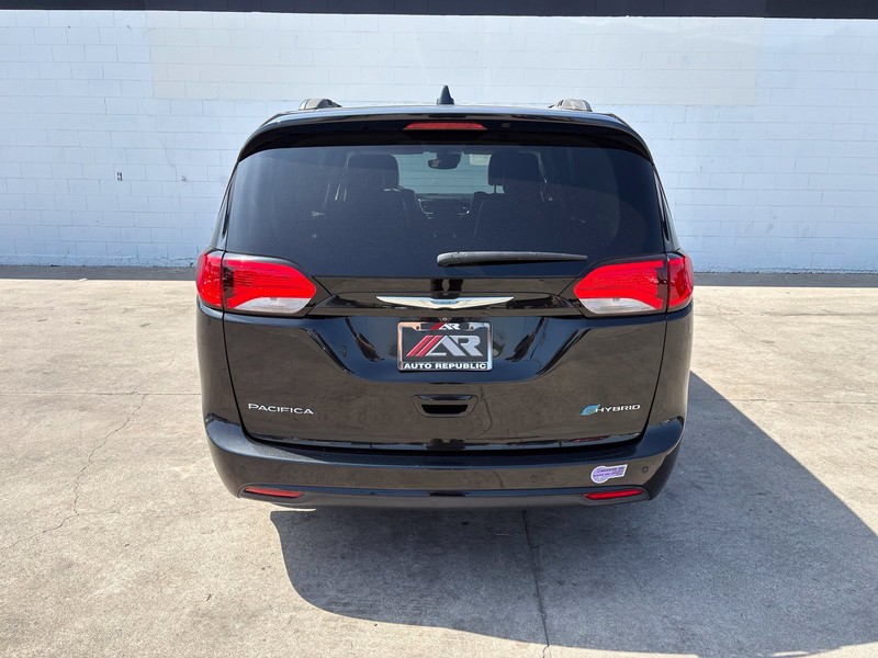 Chrysler Pacifica Vehicle Full-screen Gallery Image 06