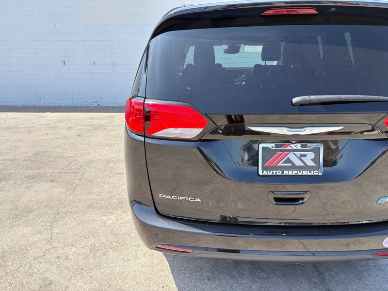 Chrysler Pacifica Vehicle Full-screen Gallery Image 07