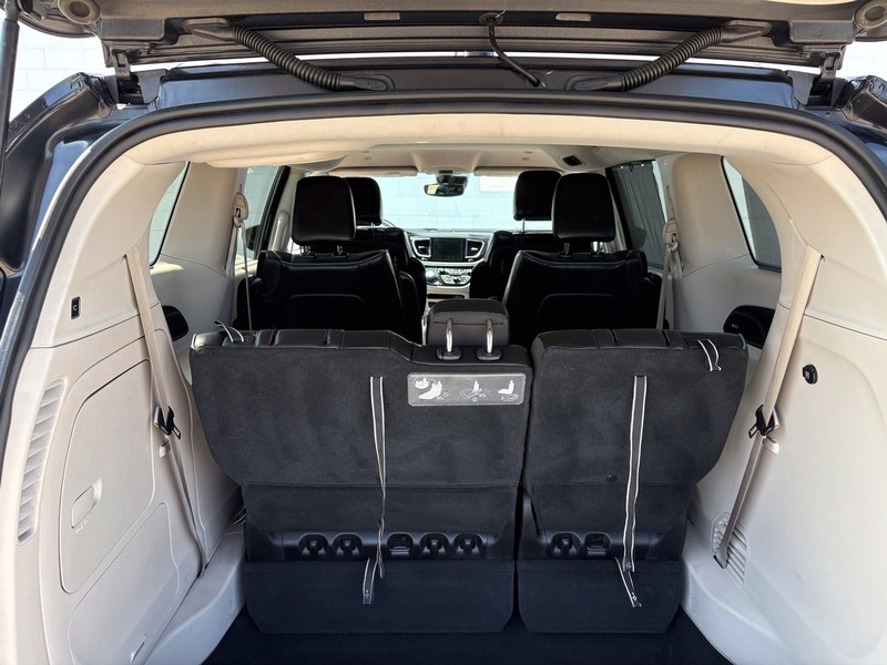 Chrysler Pacifica Vehicle Full-screen Gallery Image 08