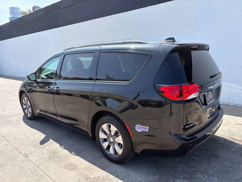 Chrysler Pacifica Vehicle Full-screen Gallery Image 09
