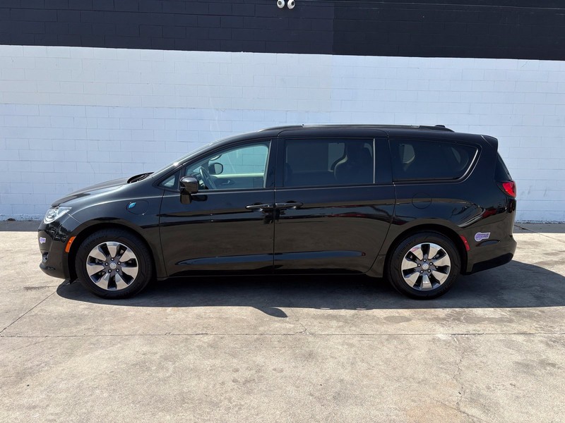 Chrysler Pacifica Vehicle Full-screen Gallery Image 10