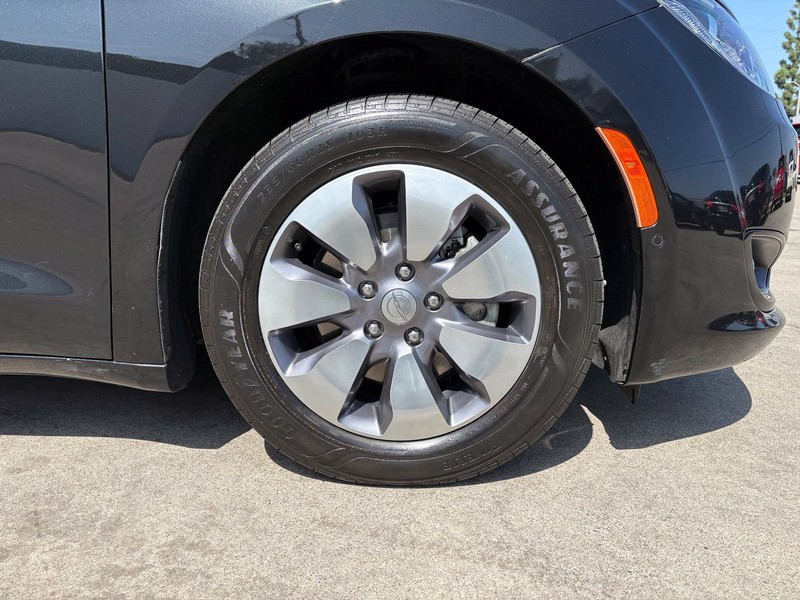 Chrysler Pacifica Vehicle Full-screen Gallery Image 13
