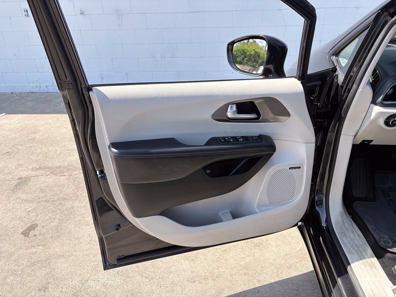 Chrysler Pacifica Vehicle Full-screen Gallery Image 14