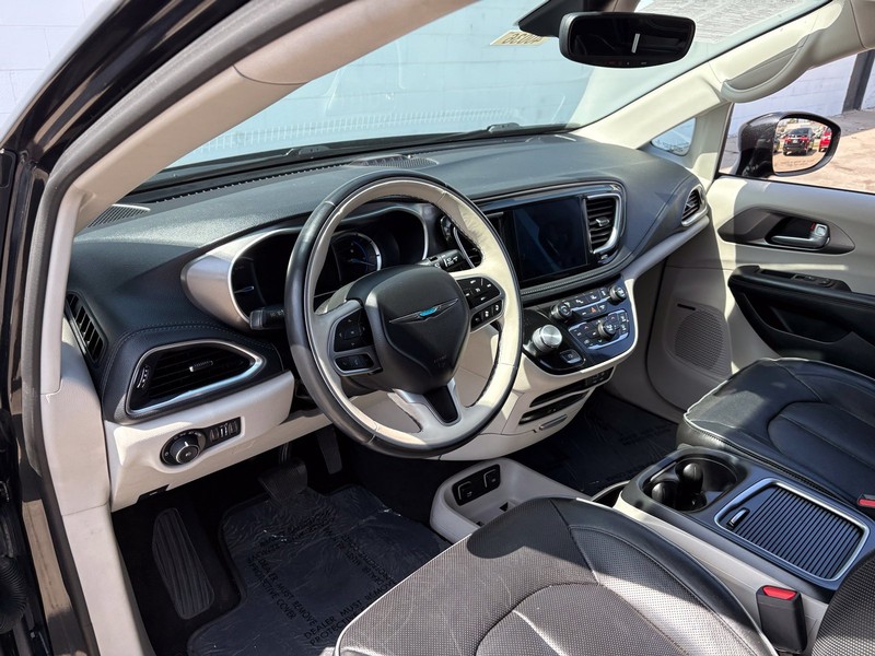 Chrysler Pacifica Vehicle Full-screen Gallery Image 15