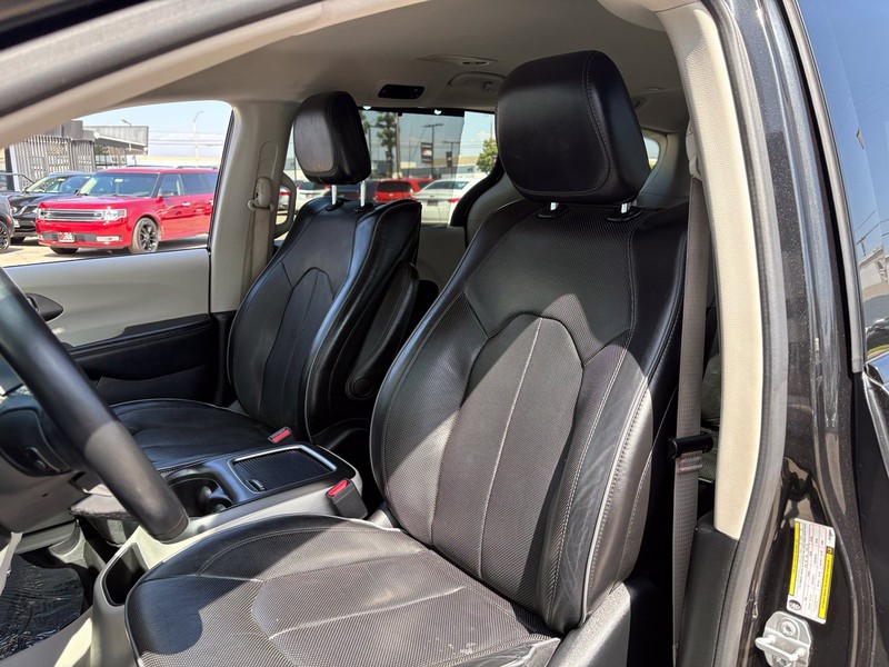 Chrysler Pacifica Vehicle Full-screen Gallery Image 16