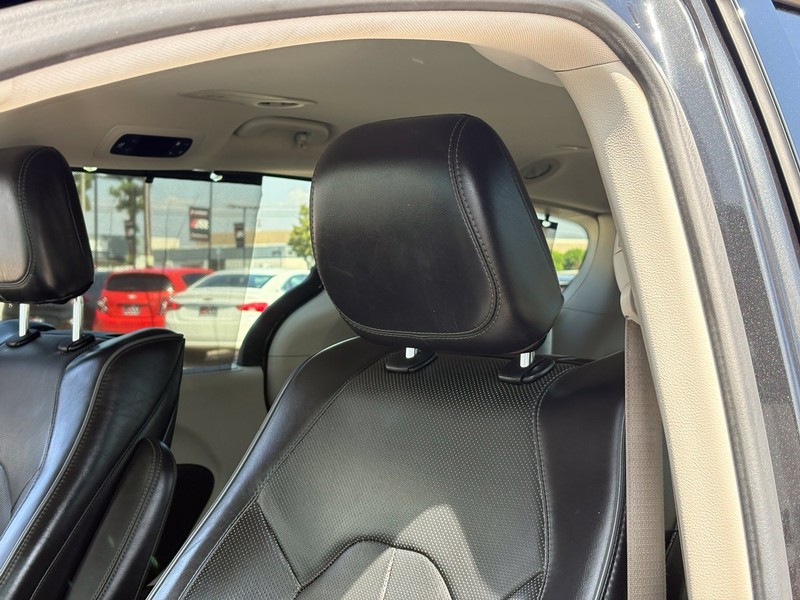 Chrysler Pacifica Vehicle Full-screen Gallery Image 17