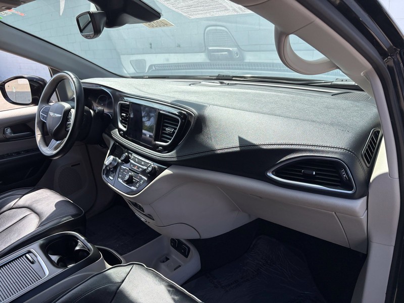 Chrysler Pacifica Vehicle Full-screen Gallery Image 18