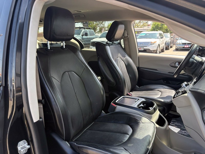Chrysler Pacifica Vehicle Full-screen Gallery Image 19