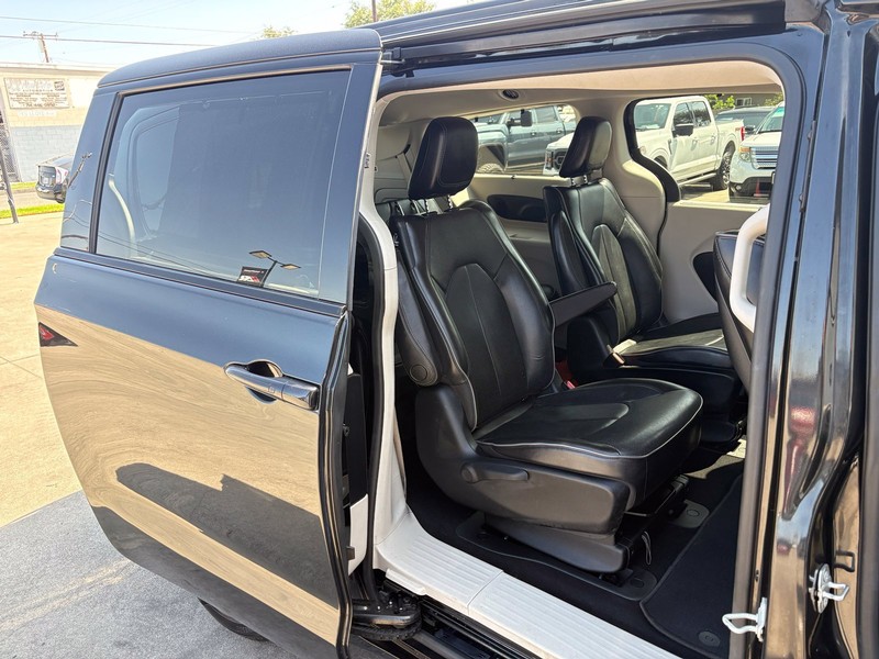 Chrysler Pacifica Vehicle Full-screen Gallery Image 20