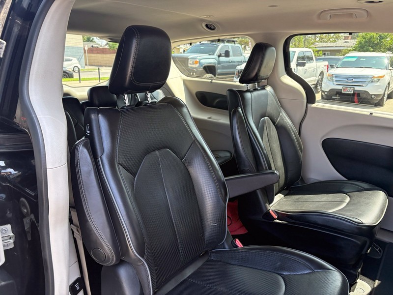 Chrysler Pacifica Vehicle Full-screen Gallery Image 21
