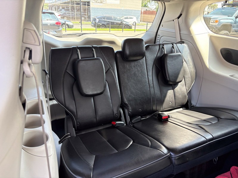 Chrysler Pacifica Vehicle Full-screen Gallery Image 22