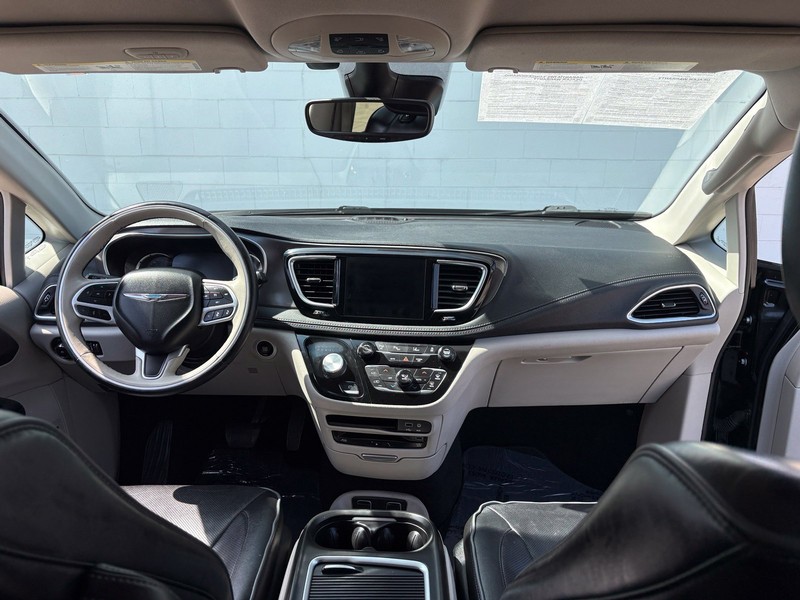 Chrysler Pacifica Vehicle Full-screen Gallery Image 23