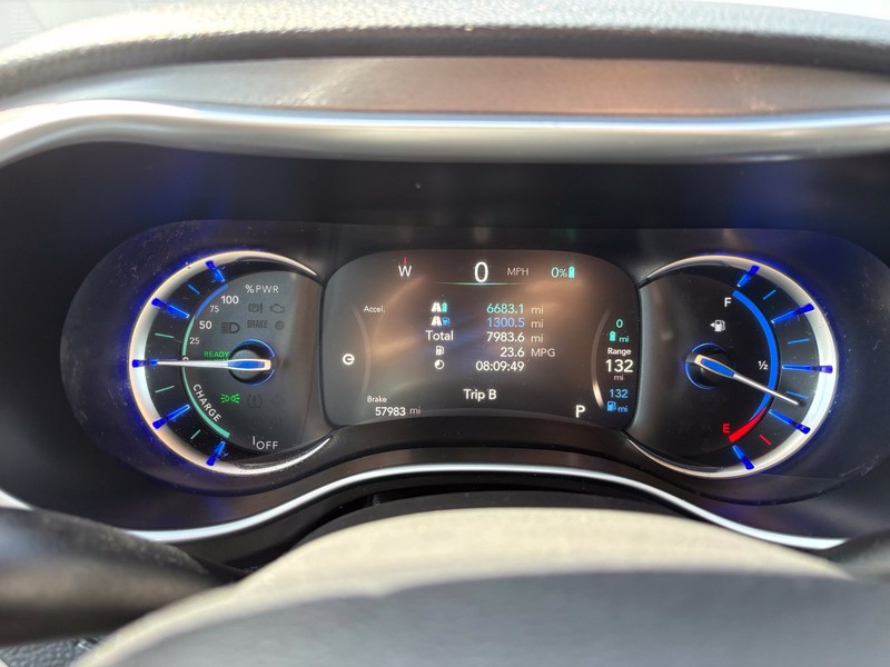Chrysler Pacifica Vehicle Full-screen Gallery Image 24