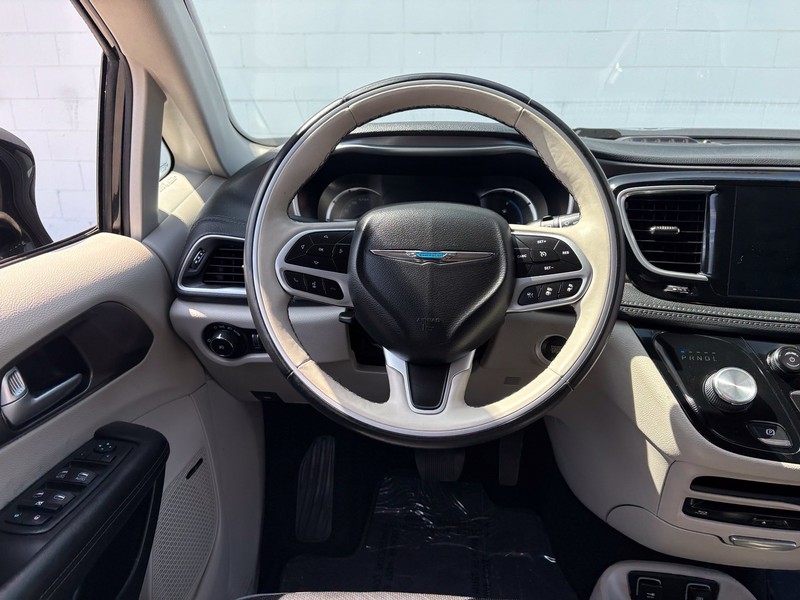 Chrysler Pacifica Vehicle Full-screen Gallery Image 25