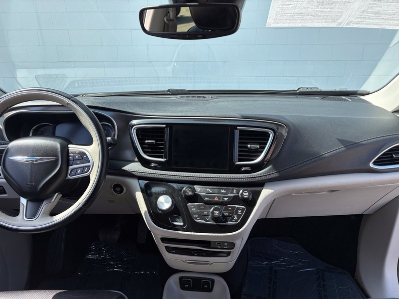 Chrysler Pacifica Vehicle Full-screen Gallery Image 28