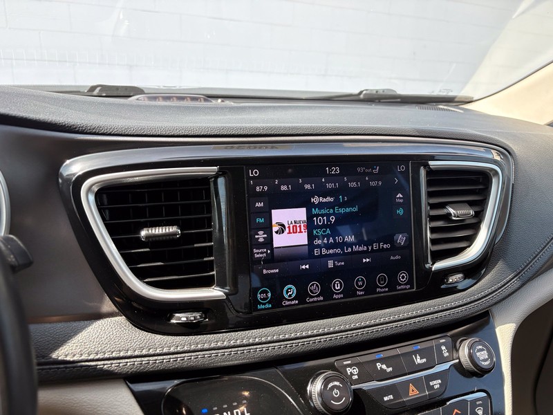 Chrysler Pacifica Vehicle Full-screen Gallery Image 29