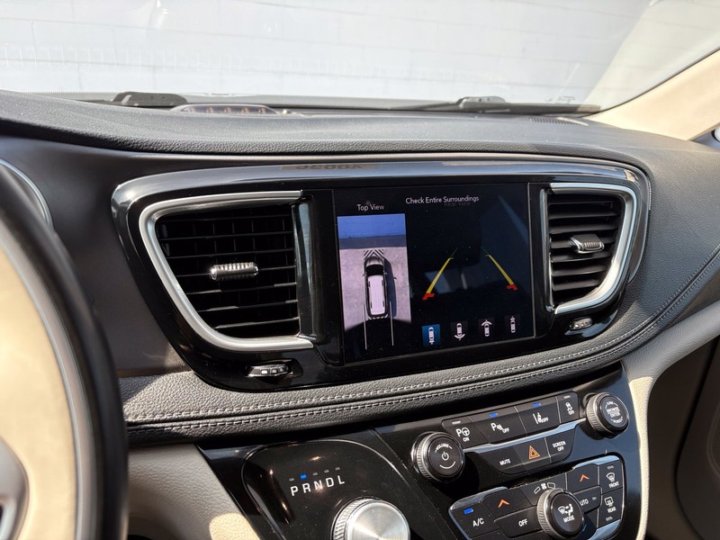 Chrysler Pacifica Vehicle Full-screen Gallery Image 30