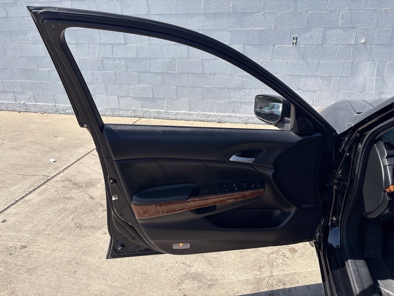 Honda Accord Sedan Vehicle Full-screen Gallery Image 13
