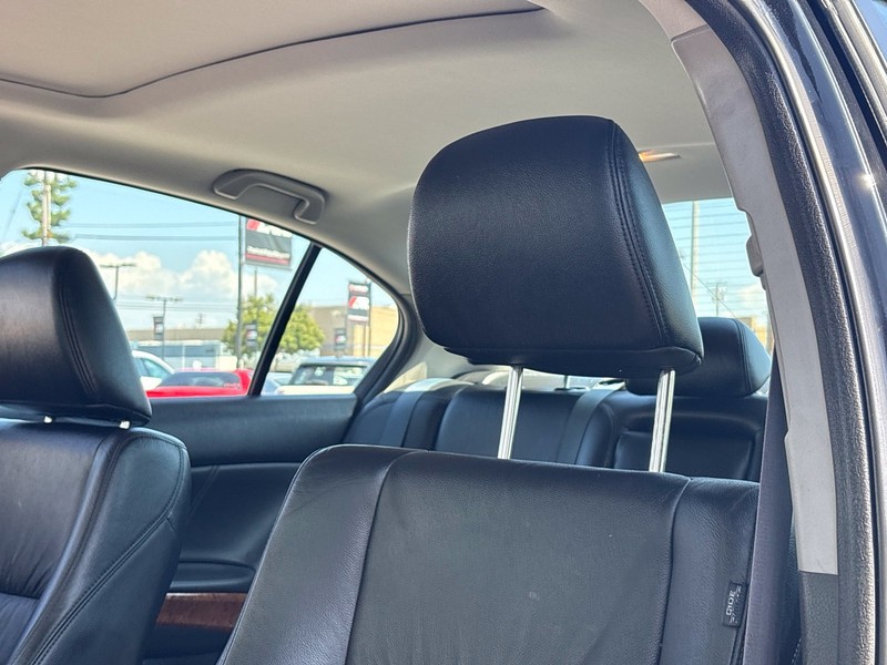 Honda Accord Sedan Vehicle Full-screen Gallery Image 16