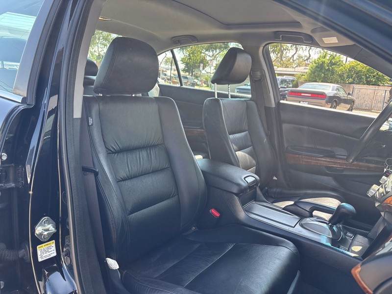 Honda Accord Sedan Vehicle Full-screen Gallery Image 18