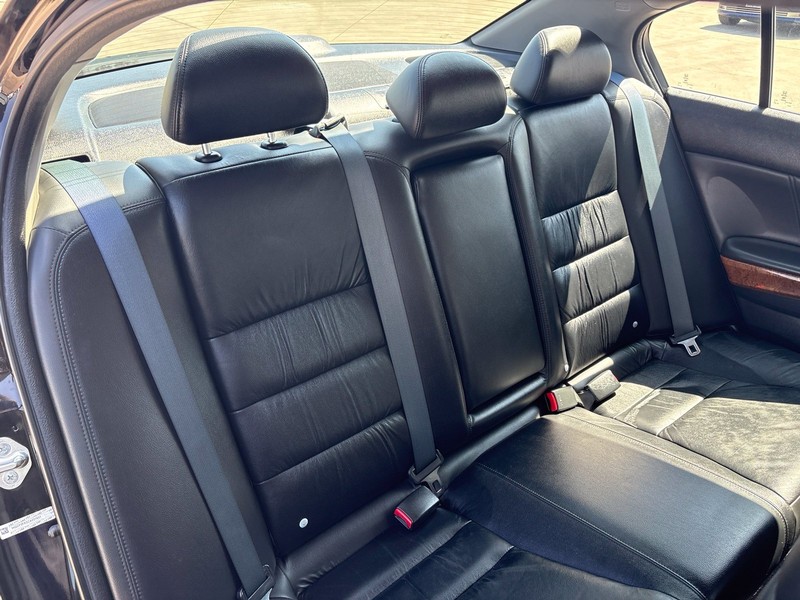 Honda Accord Sedan Vehicle Full-screen Gallery Image 19