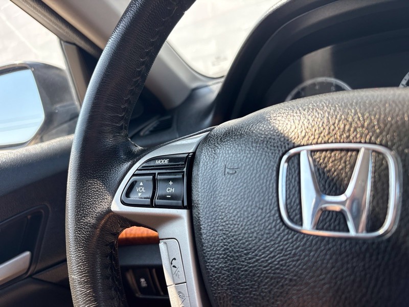 Honda Accord Sedan Vehicle Full-screen Gallery Image 23