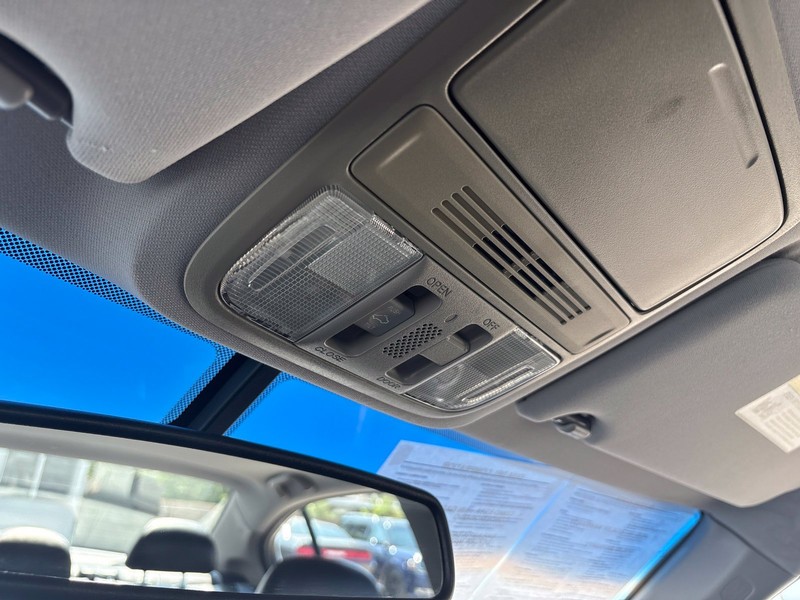 Honda Accord Sedan Vehicle Full-screen Gallery Image 29