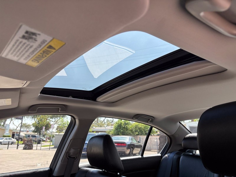 Honda Accord Sedan Vehicle Full-screen Gallery Image 30