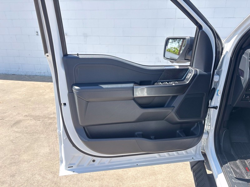 Ford F-150 Vehicle Full-screen Gallery Image 13