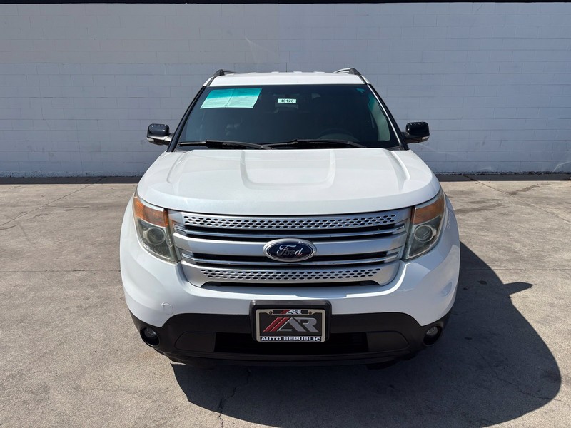 Ford Explorer Vehicle Full-screen Gallery Image 02