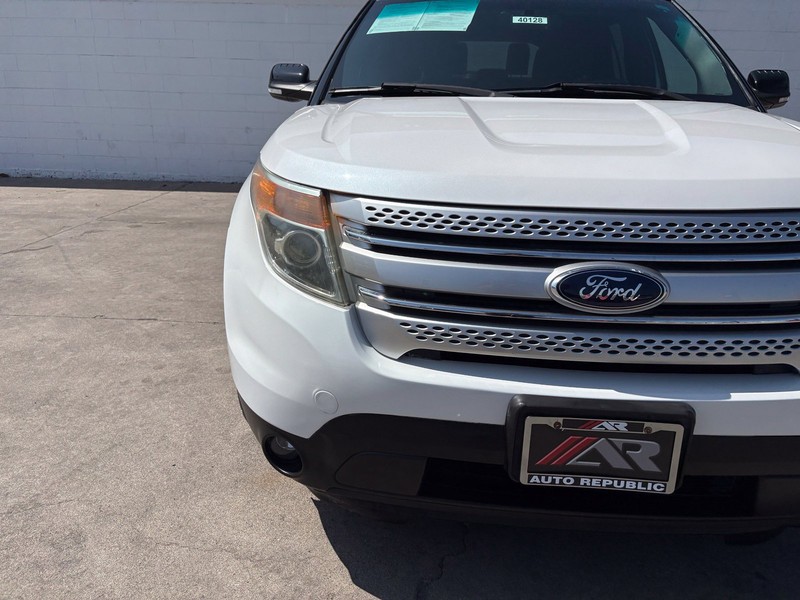 Ford Explorer Vehicle Full-screen Gallery Image 03