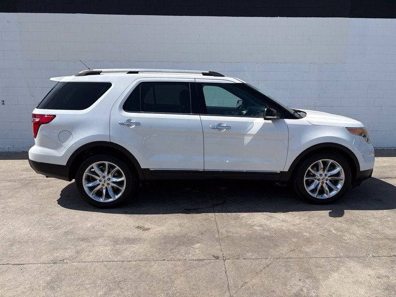 Ford Explorer Vehicle Full-screen Gallery Image 04