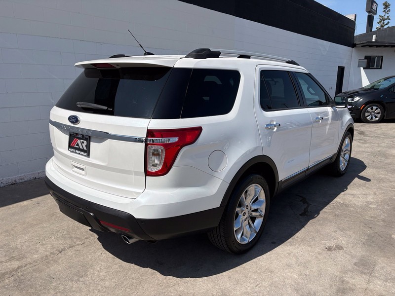 Ford Explorer Vehicle Full-screen Gallery Image 05