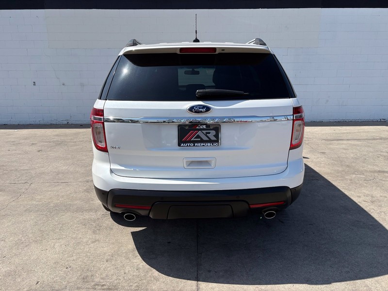 Ford Explorer Vehicle Full-screen Gallery Image 06