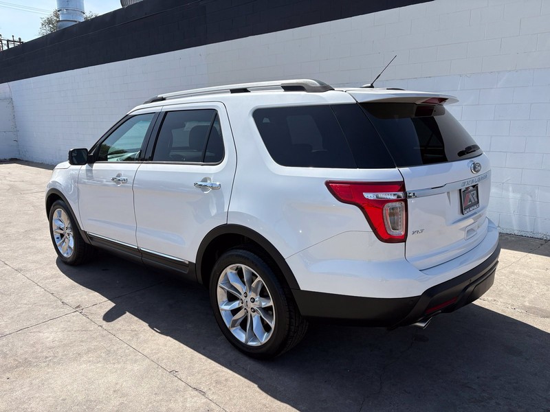 Ford Explorer Vehicle Full-screen Gallery Image 09
